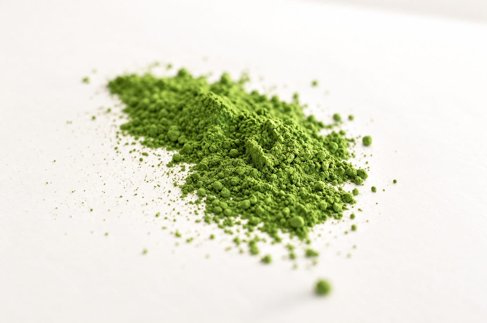 Detail von leuchtend grünem, frisch gemahlenem Matcha Latcha Pulver