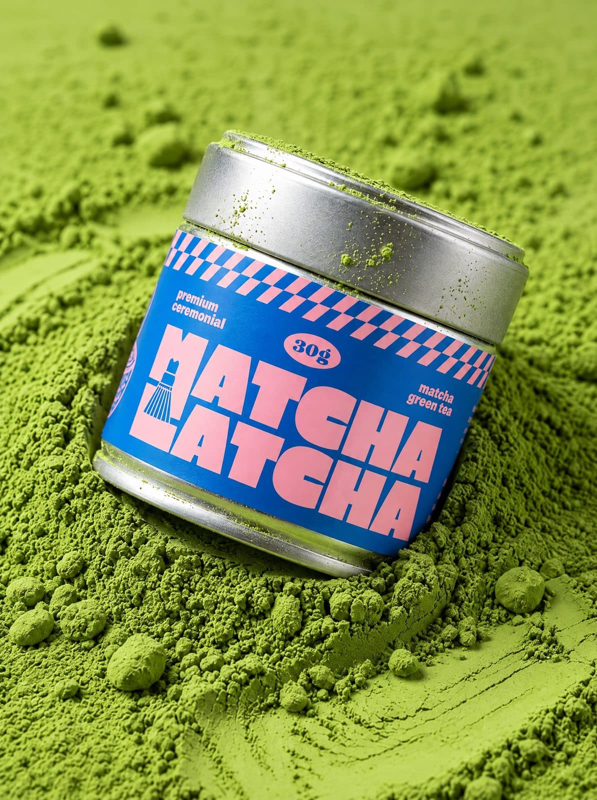 Matcha Latcha Dose in einem Haufen leuchtend grünem Matcha-Pulver